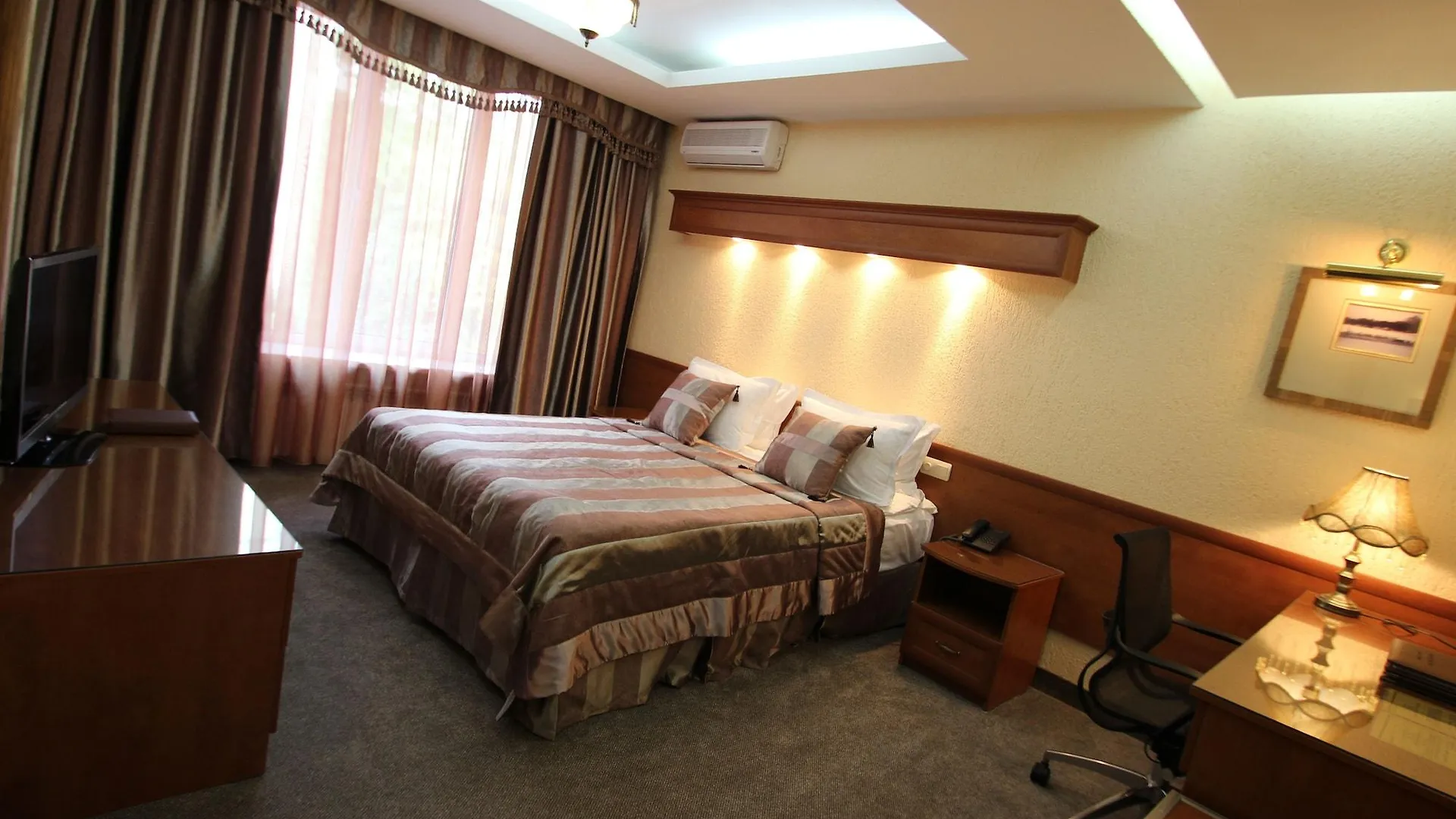 Hotel Uyut Almaty 4*,